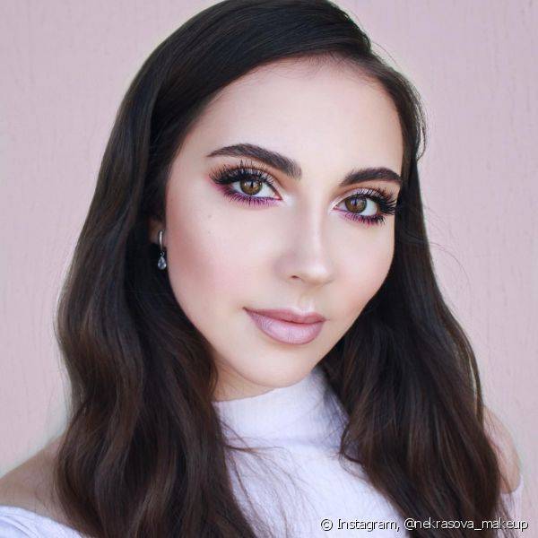 Iluminar a pele e colorir a linha de baixo dos olhos é uma boa maneira de montar o visual clássico e romântico na maquiagem (Foto: Instagram @nekrasova_makeup)